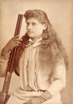 500px-Annie_Oakley_by_Bakers_Art_Gallery_c1880s-crop | Amazing Women In History