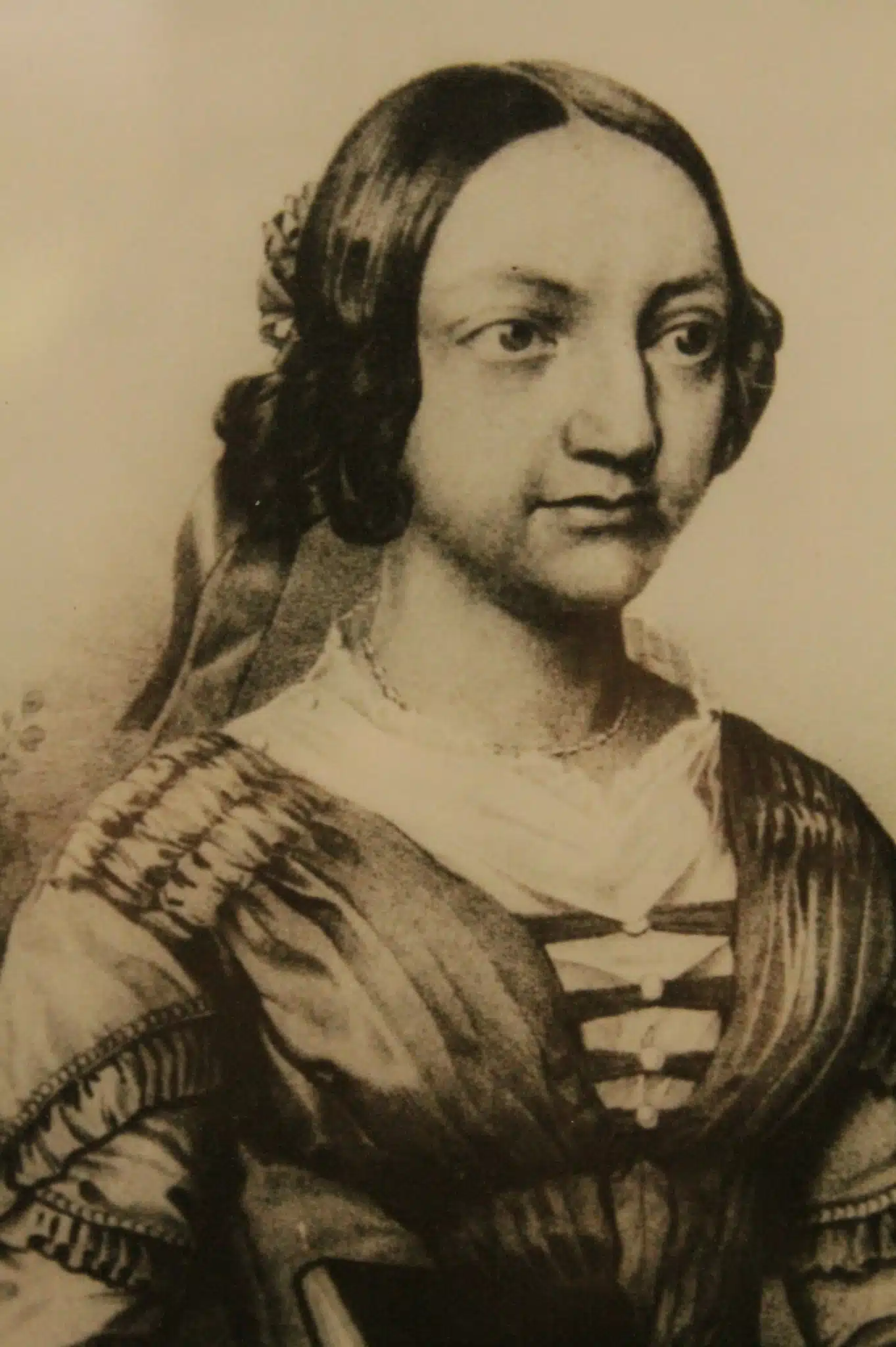 Lithograph of Louise Otto-Peters as a young woman, wearing her hair in side curls and a dark dress.